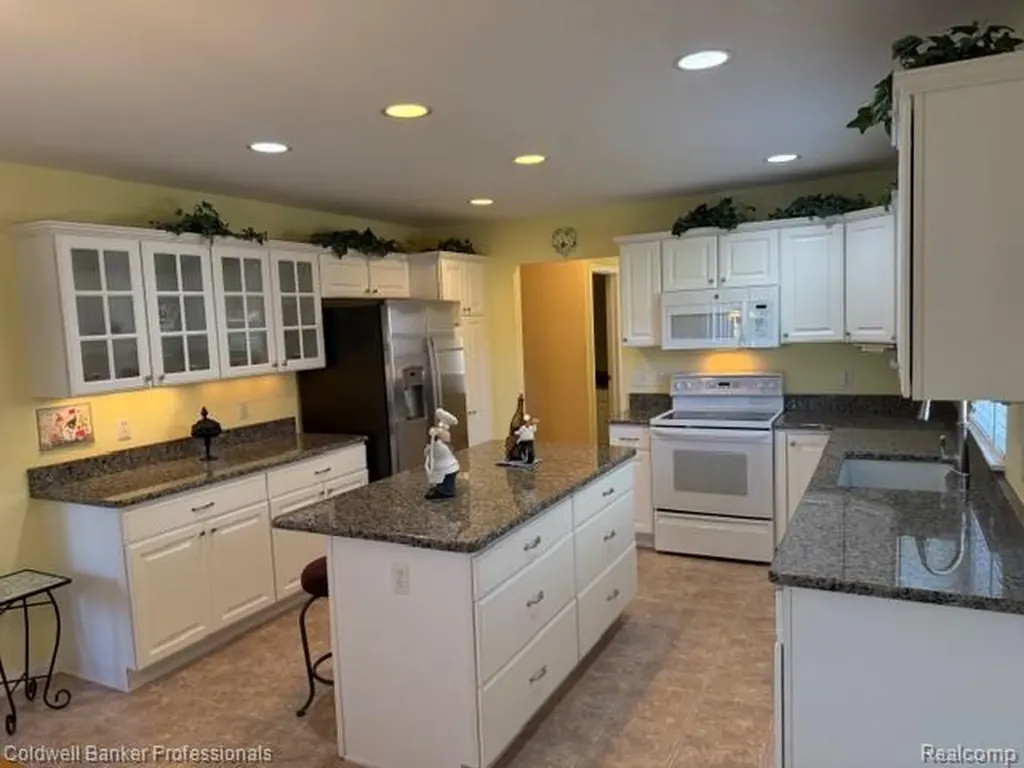 8261 Prestwick Lane Washington Township MI 48095