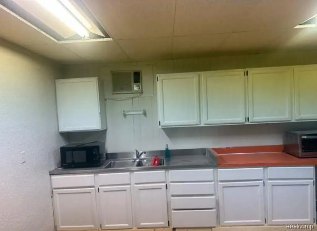 1386 E Hemphill Road Burton City MI 48529