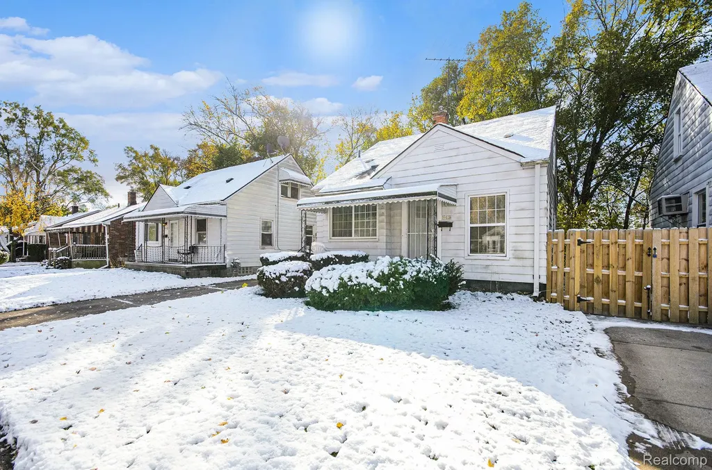 19418 Kingsville Street Harper Woods City MI 48225