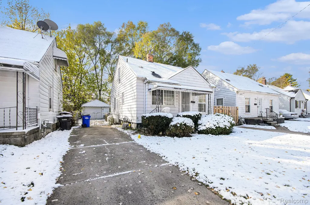 19418 Kingsville Street Harper Woods City MI 48225