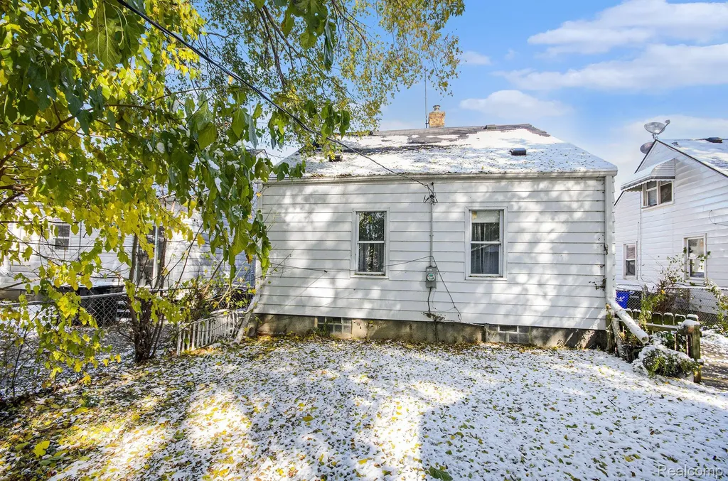 19418 Kingsville Street Harper Woods City MI 48225