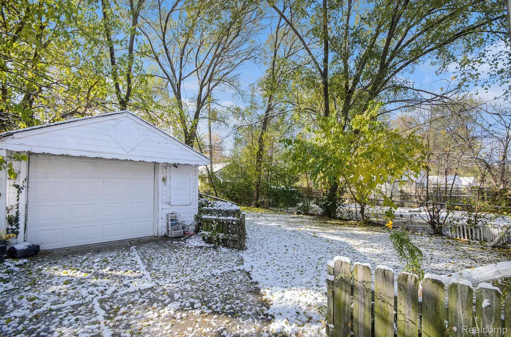 19418 Kingsville Street Harper Woods City MI 48225
