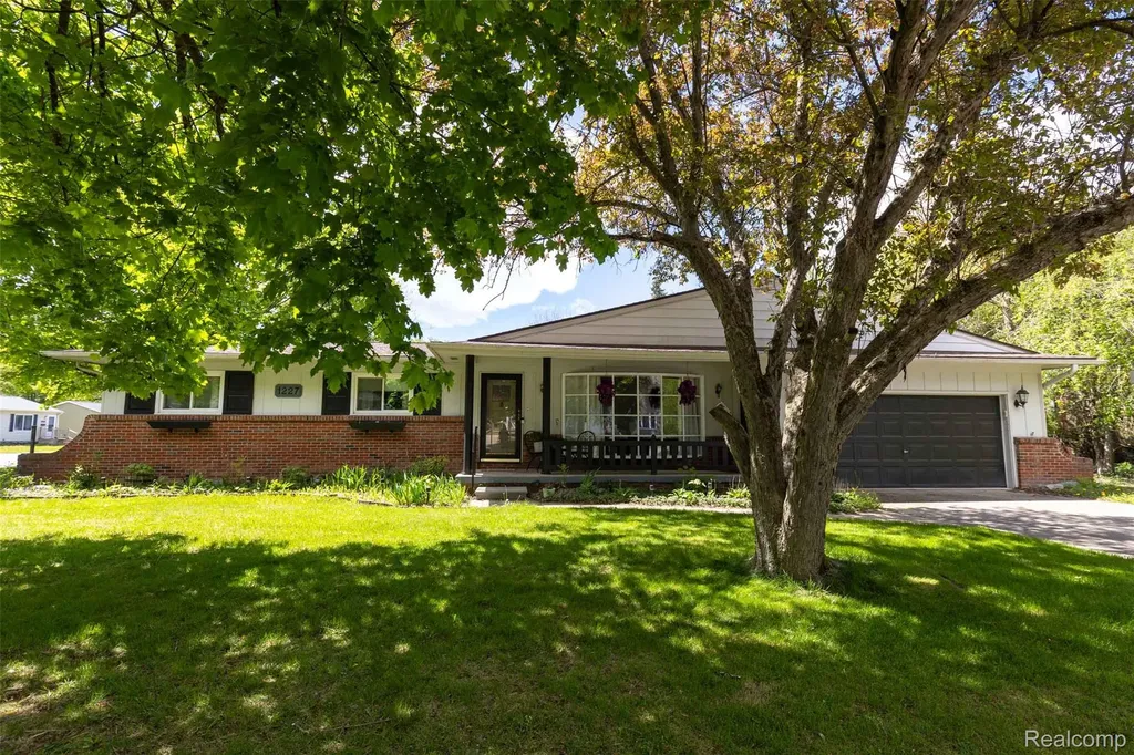 1227 N Jackson Street Lapeer City MI 48446