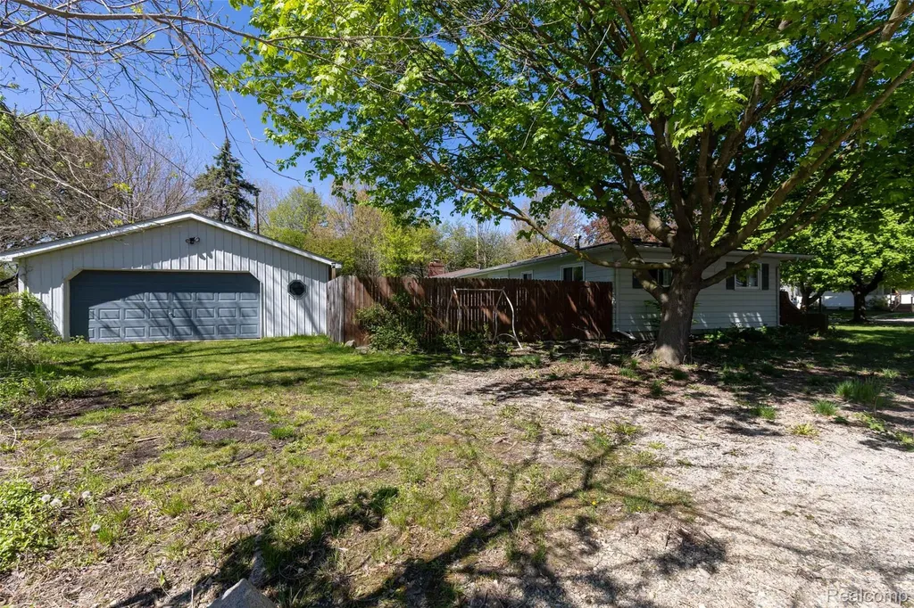 1227 N Jackson Street Lapeer City MI 48446