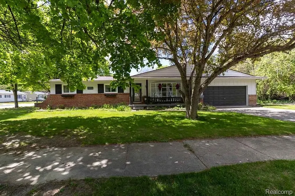 1227 N Jackson Street Lapeer City MI 48446