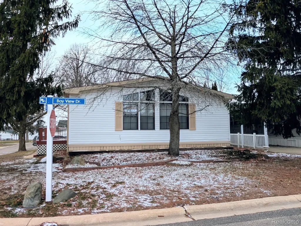 3072 E Bay Drive Fenton City MI 48430
