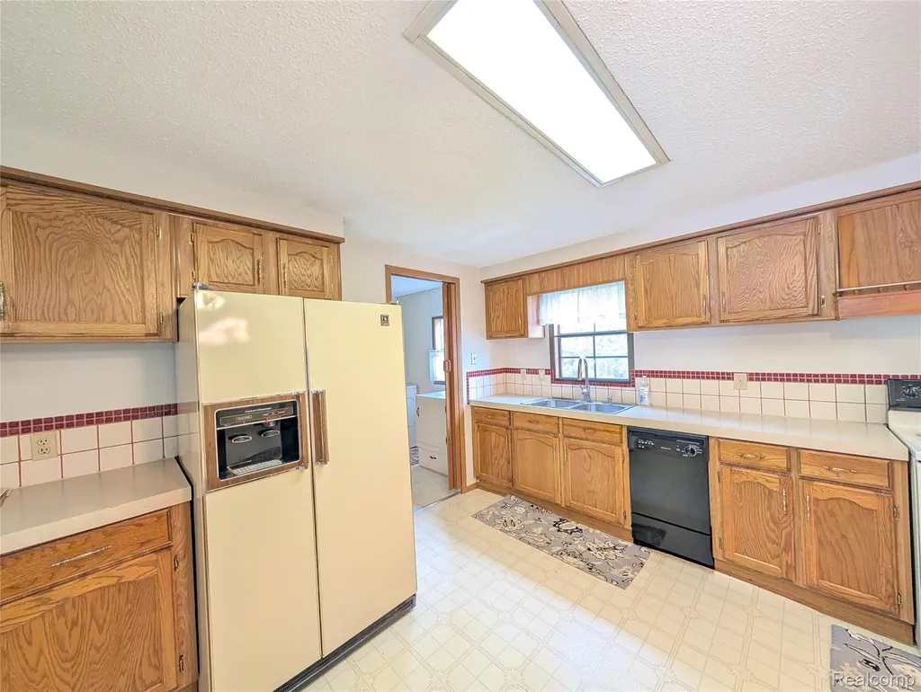 3072 E Bay Drive Fenton City MI 48430