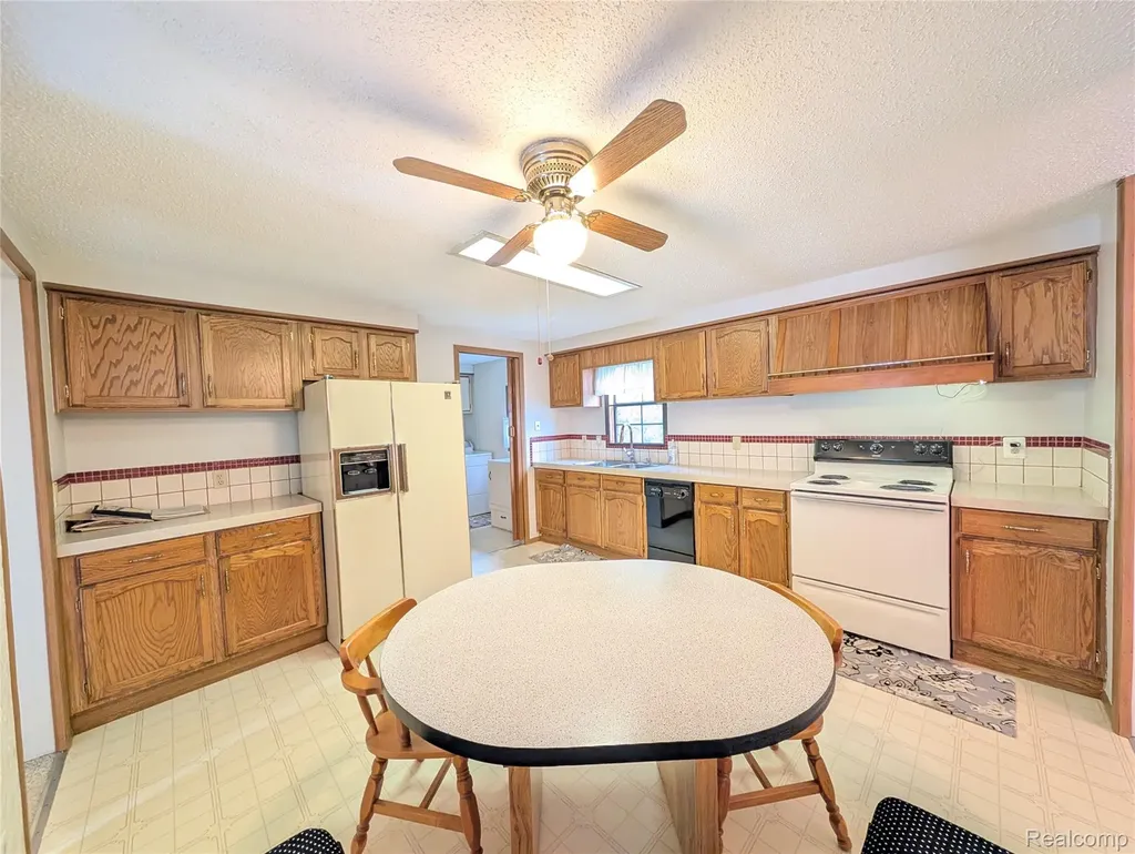 3072 E Bay Drive Fenton City MI 48430