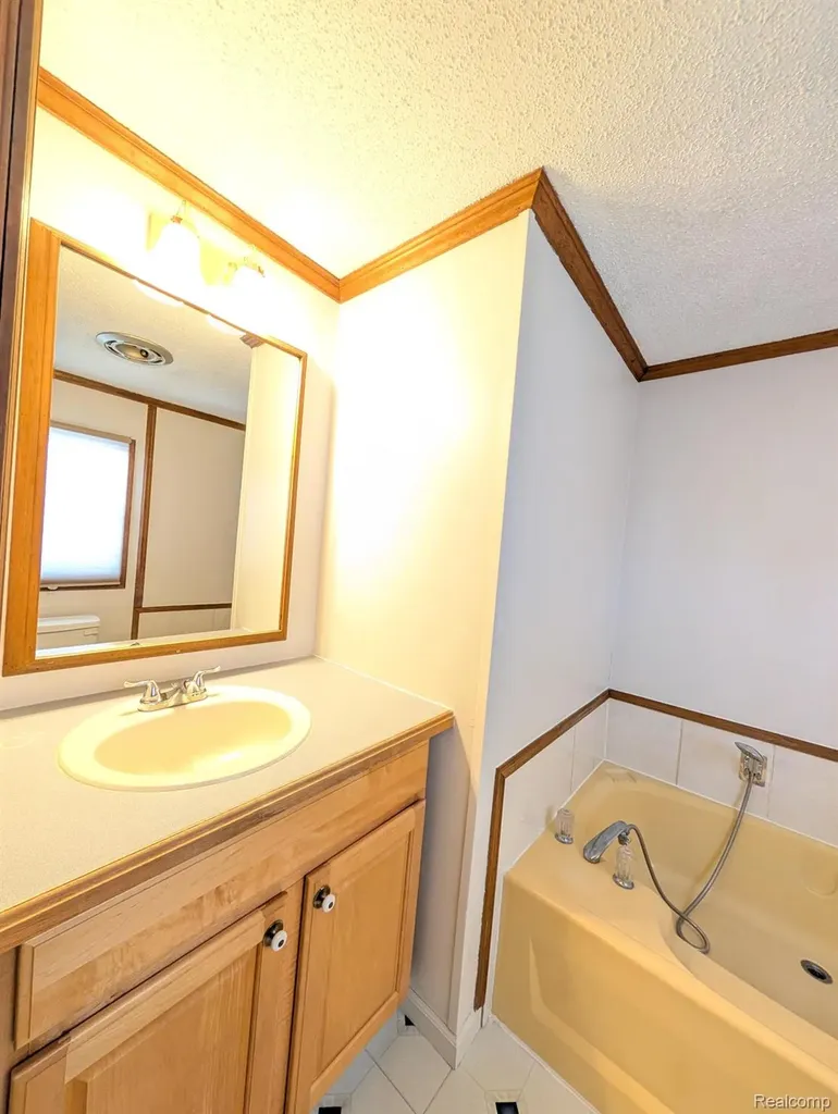 3072 E Bay Drive Fenton City MI 48430