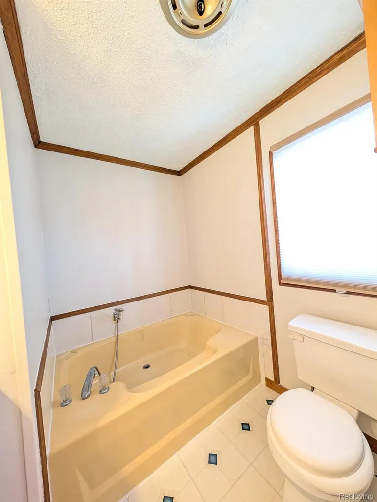 3072 E Bay Drive Fenton City MI 48430