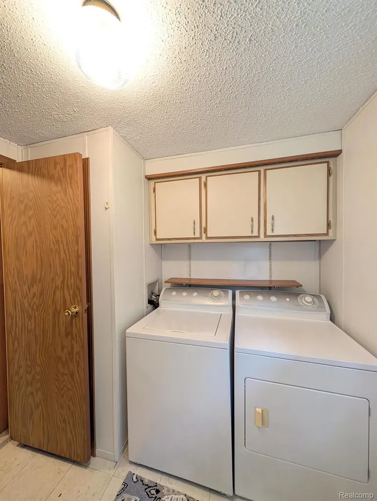 3072 E Bay Drive Fenton City MI 48430