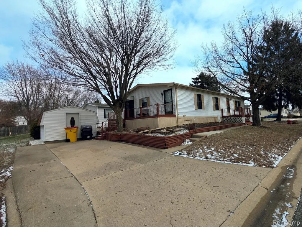 3072 E Bay Drive Fenton City MI 48430