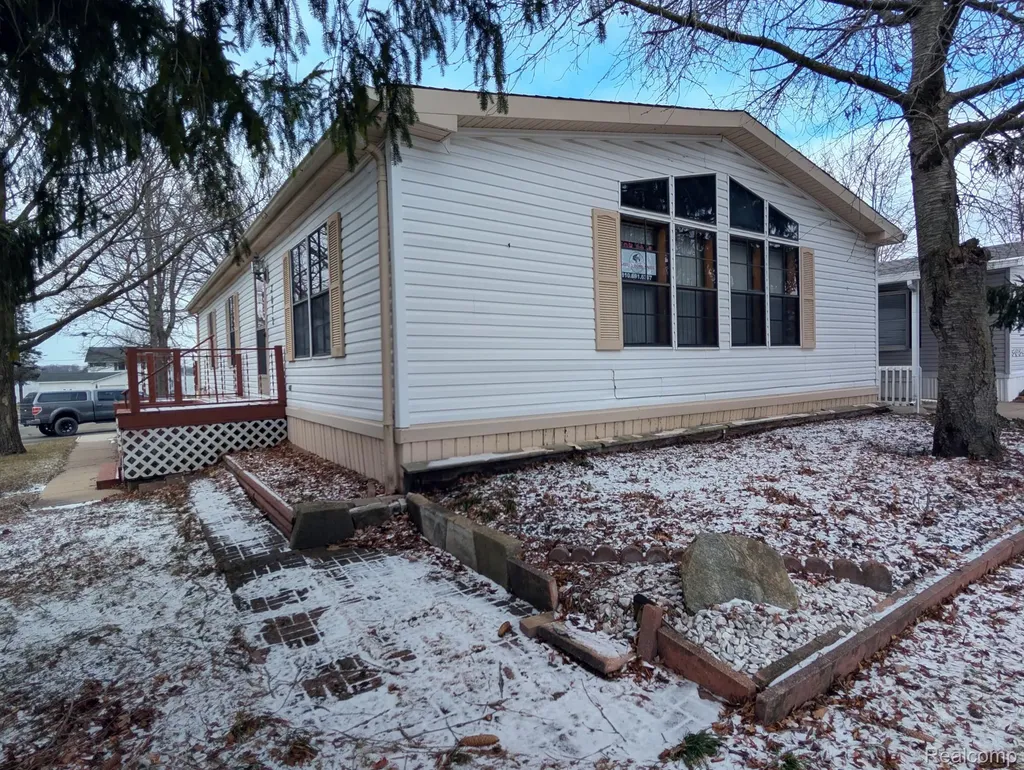 3072 E Bay Drive Fenton City MI 48430