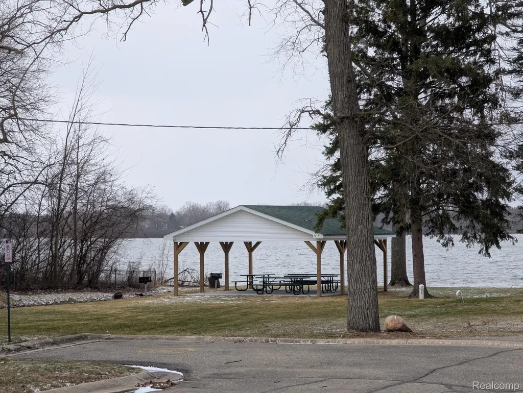 3072 E Bay Drive Fenton City MI 48430