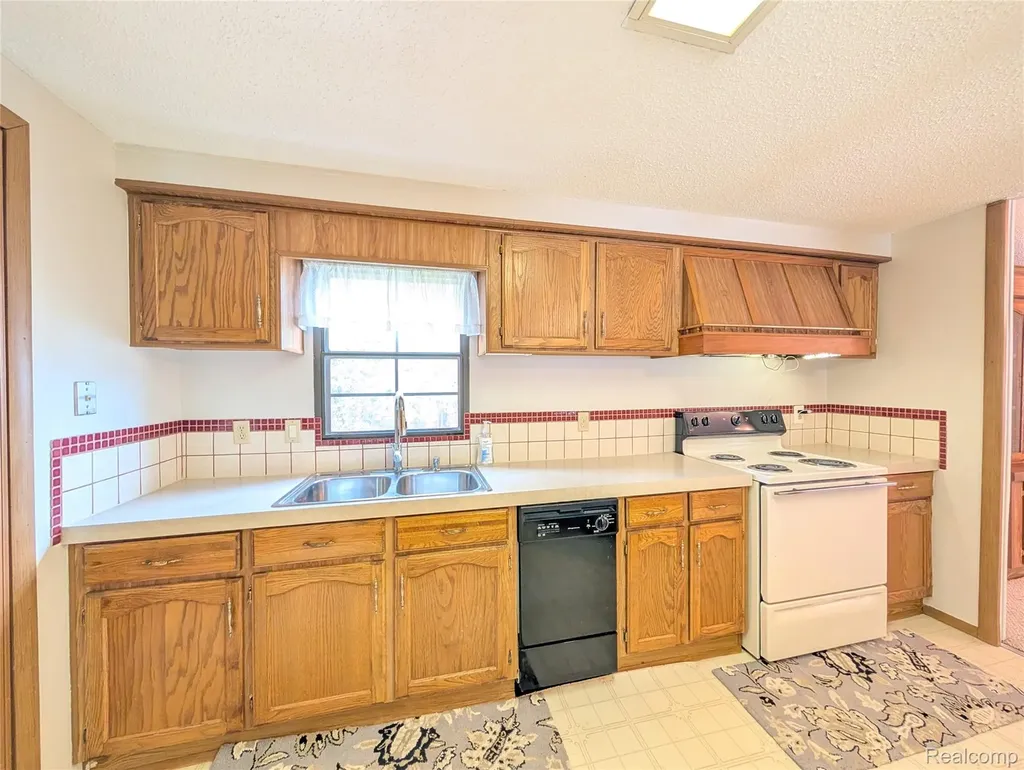 3072 E Bay Drive Fenton City MI 48430