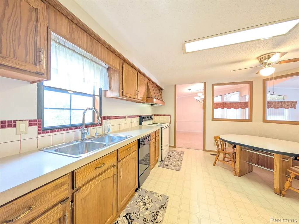 3072 E Bay Drive Fenton City MI 48430