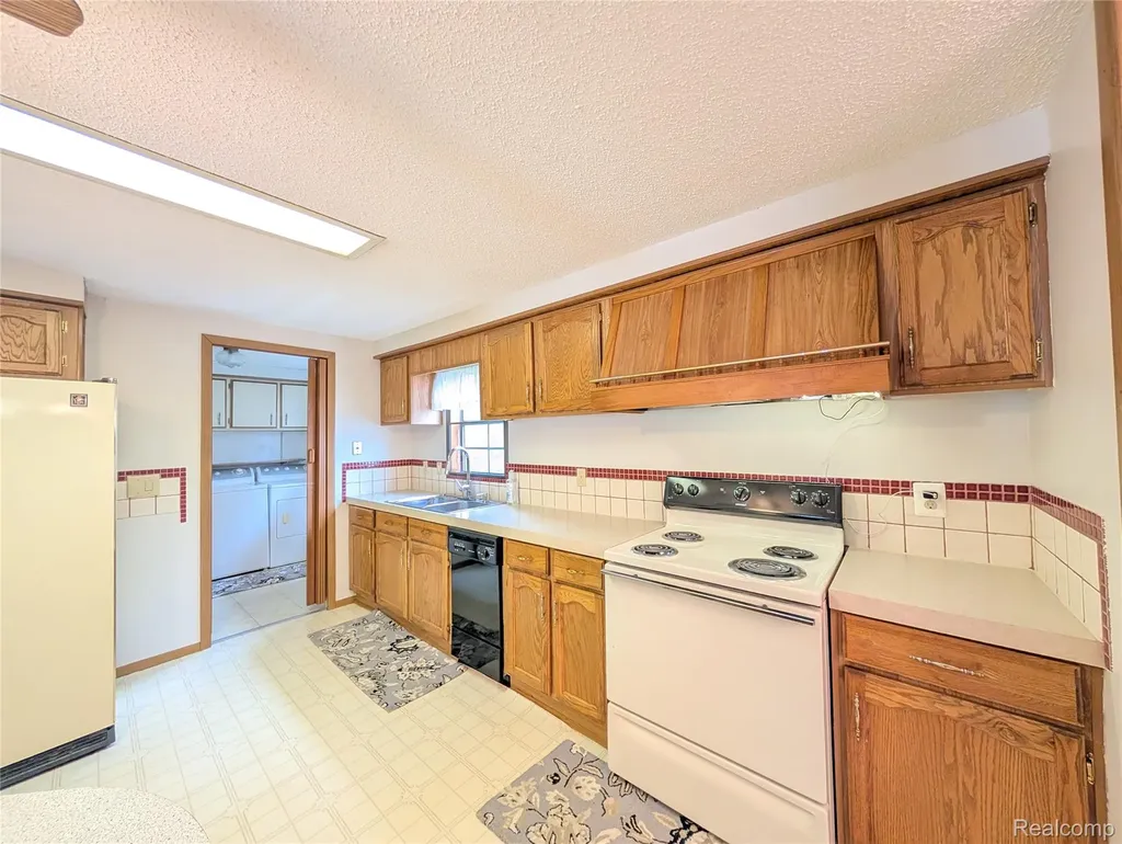 3072 E Bay Drive Fenton City MI 48430