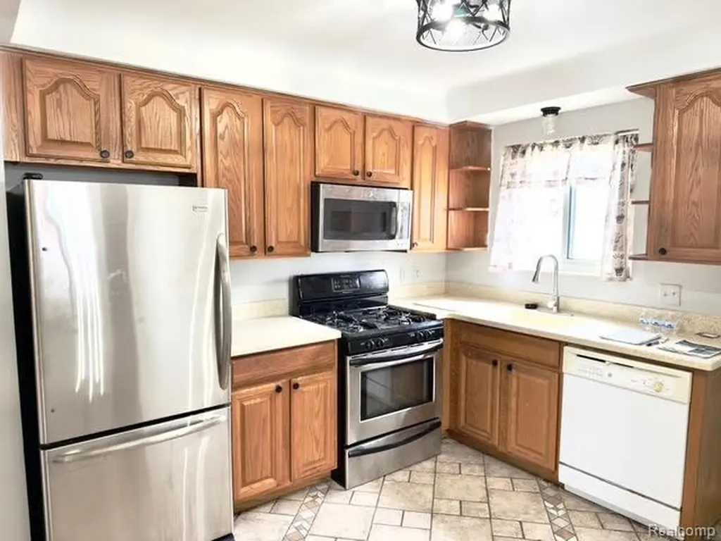 24572 Rosalind Avenue Eastpointe City MI 48021