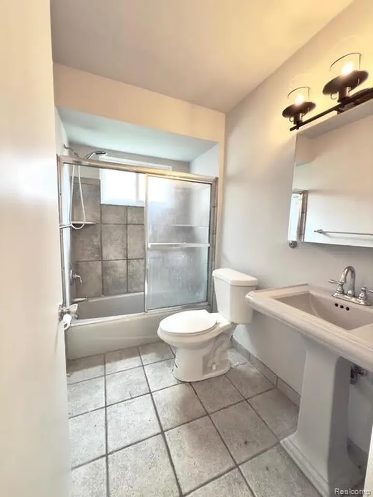 24572 Rosalind Avenue Eastpointe City MI 48021