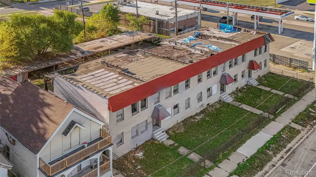 7579 Chrysler Detroit City MI 48211