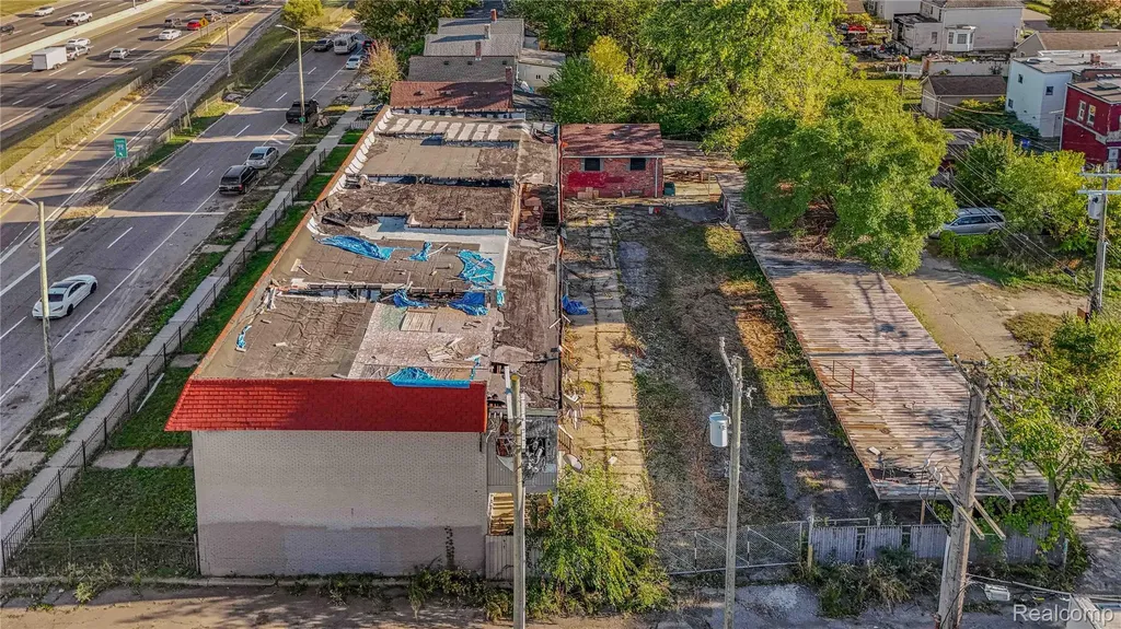 7579 Chrysler Detroit City MI 48211