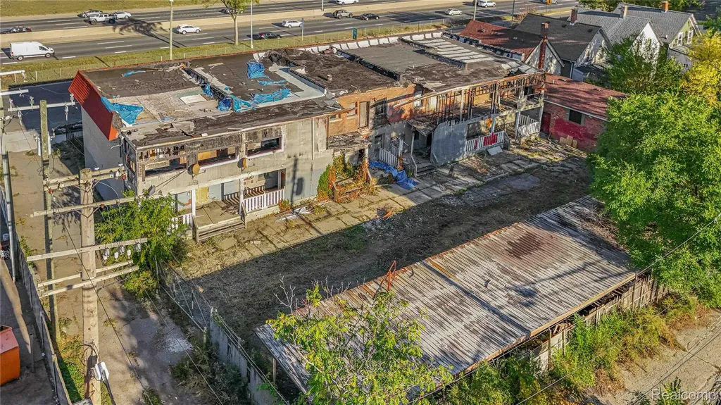 7579 Chrysler Detroit City MI 48211