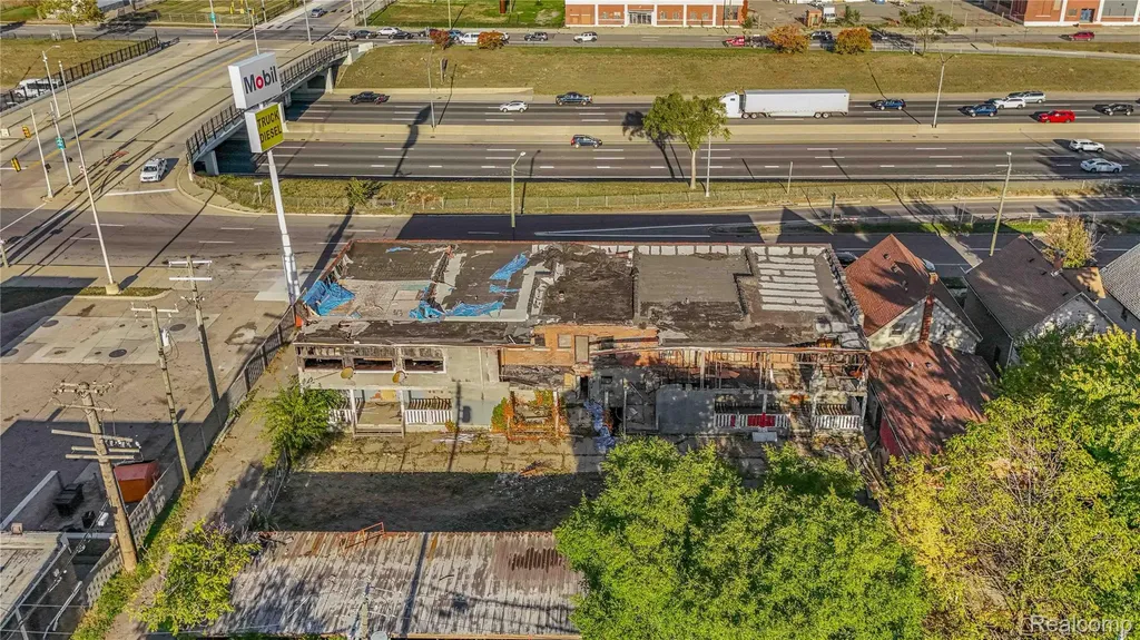 7579 Chrysler Detroit City MI 48211