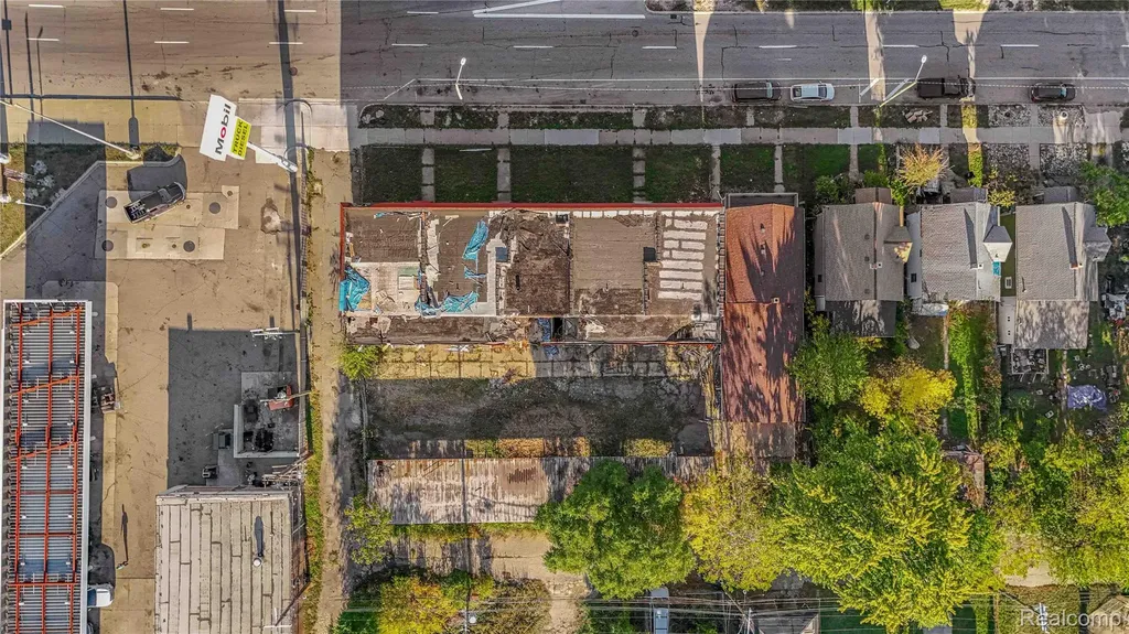 7579 Chrysler Detroit City MI 48211