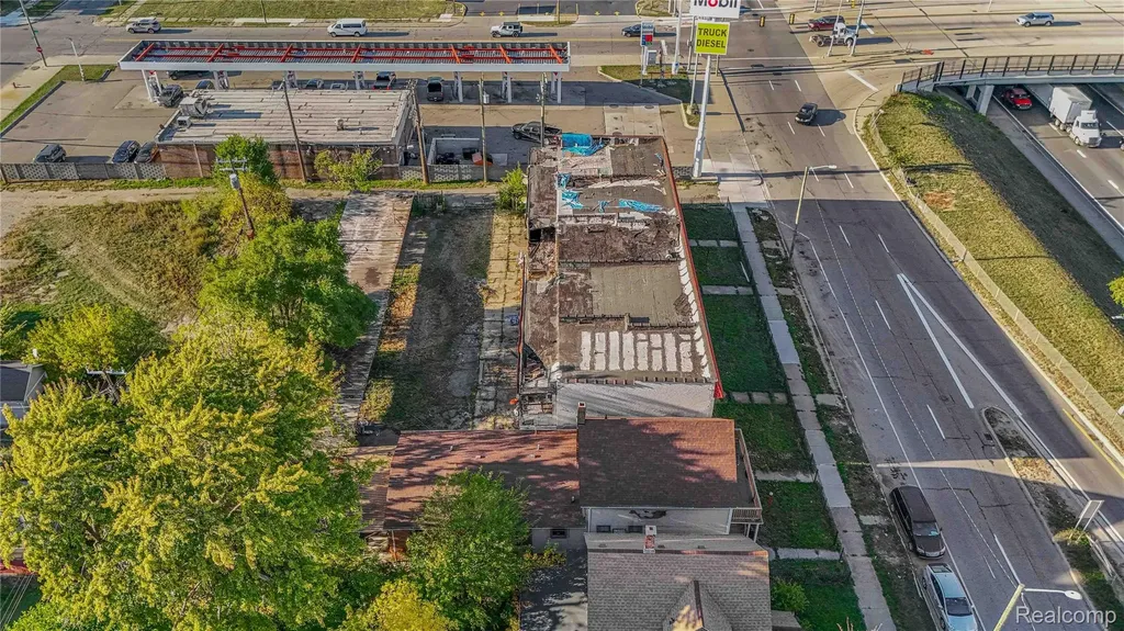 7579 Chrysler Detroit City MI 48211
