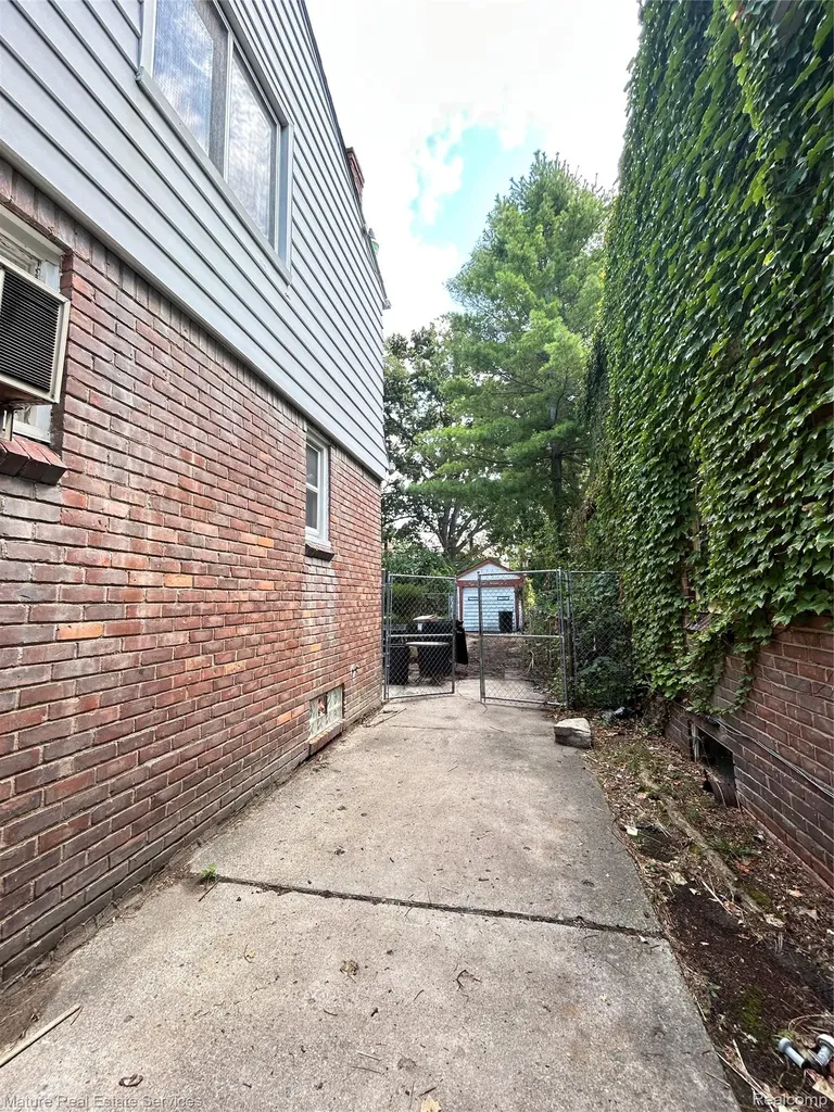16172 Cruse Street Detroit City MI 48235