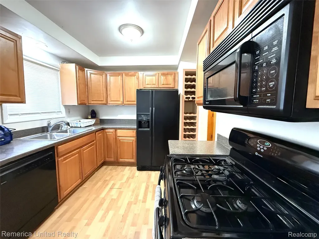 28231 Farmington Road Farmington Hills City MI 48334