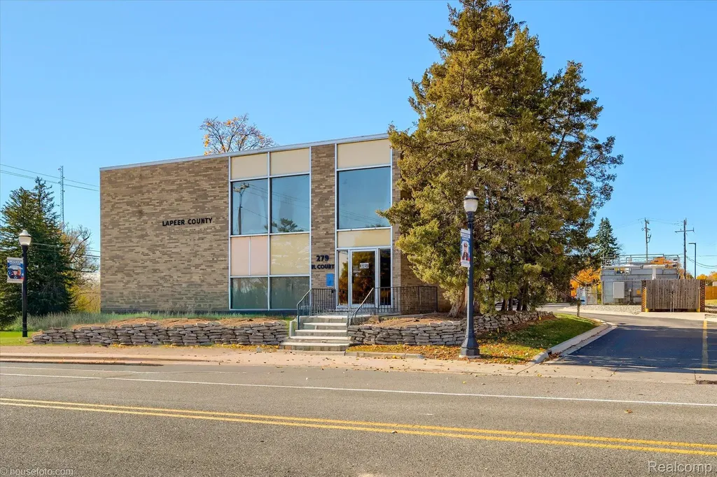 279 N Court Street Lapeer City MI 48446