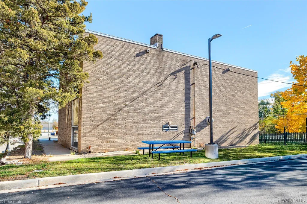 279 N Court Street Lapeer City MI 48446