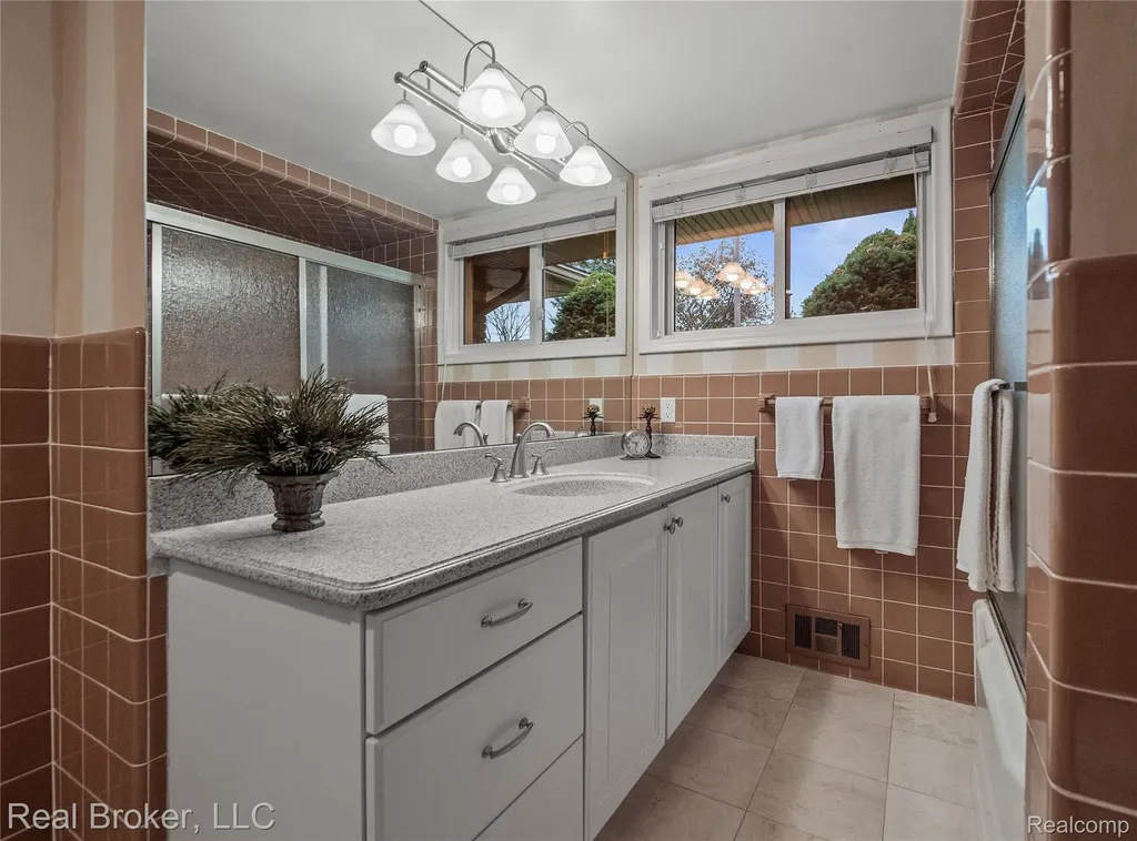 7357 W Greenwich Drive Bloomfield Hills City MI 48301
