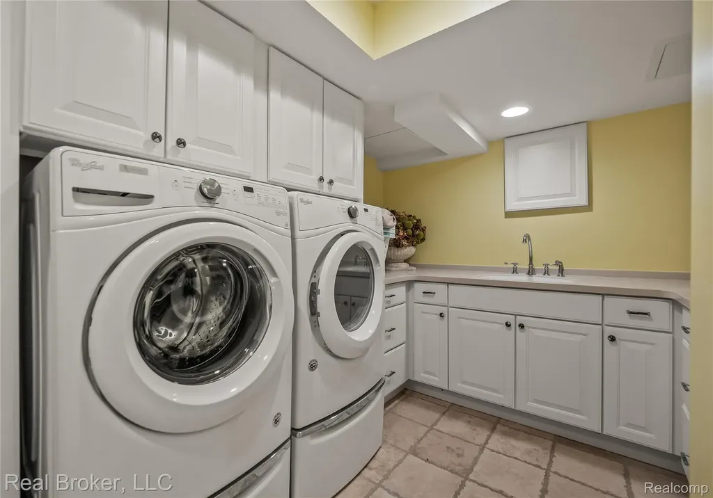 7357 W Greenwich Drive Bloomfield Hills City MI 48301