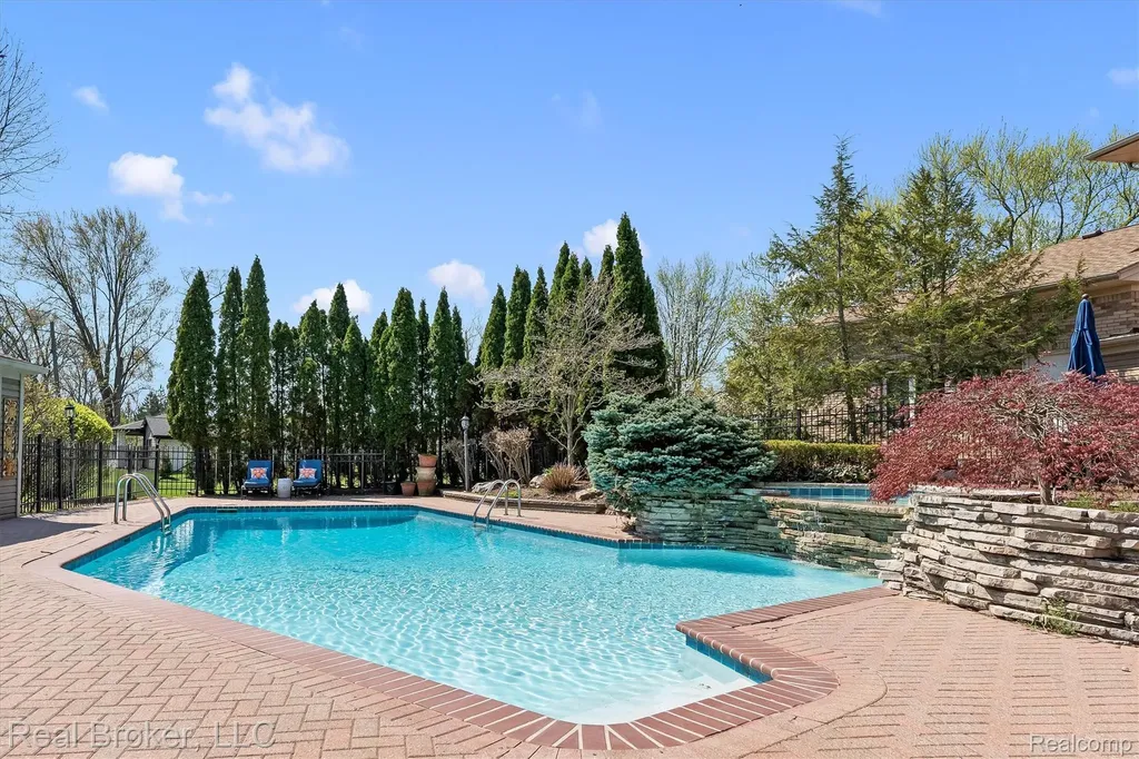 7357 W Greenwich Drive Bloomfield Hills City MI 48301