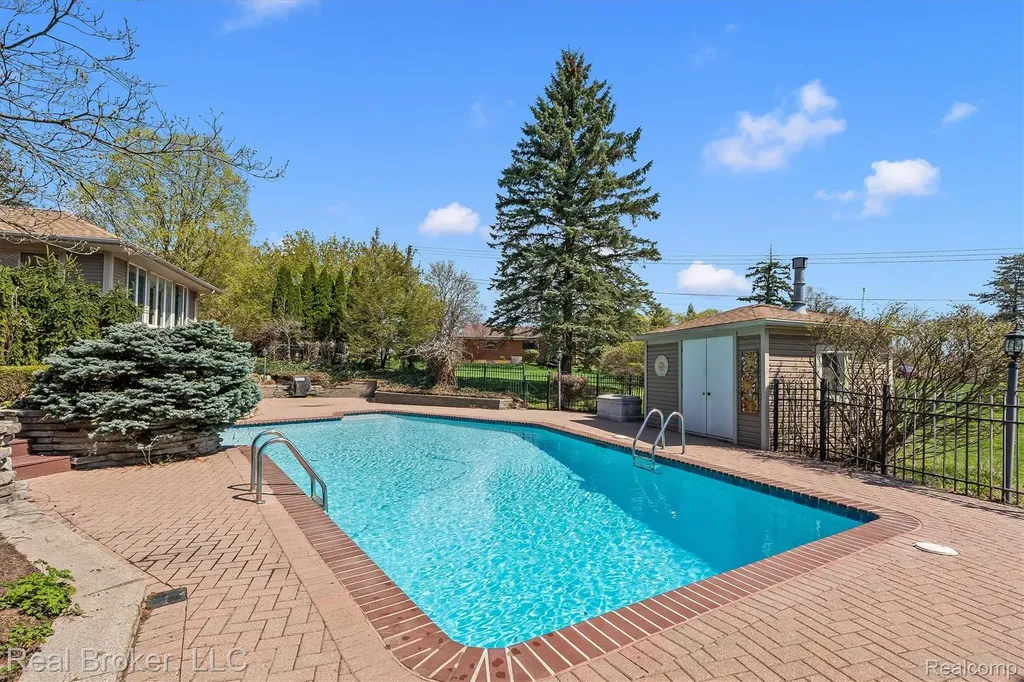 7357 W Greenwich Drive Bloomfield Hills City MI 48301