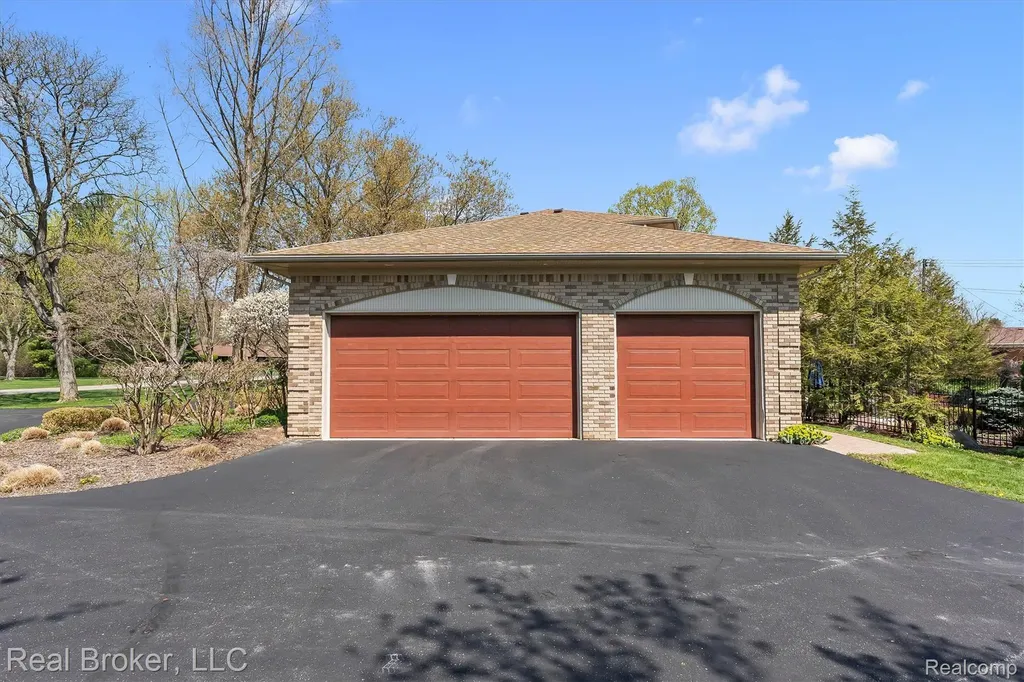 7357 W Greenwich Drive Bloomfield Hills City MI 48301