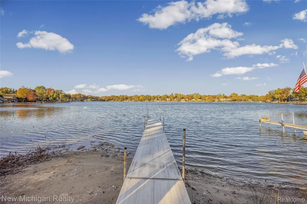 8665 Cooley Lake Road Commerce Charter Township MI 48382