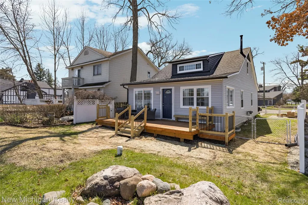 8665 Cooley Lake Road Commerce Charter Township MI 48382