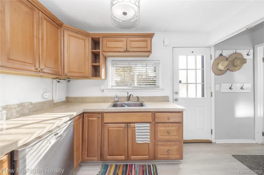 8665 Cooley Lake Road Commerce Charter Township MI 48382