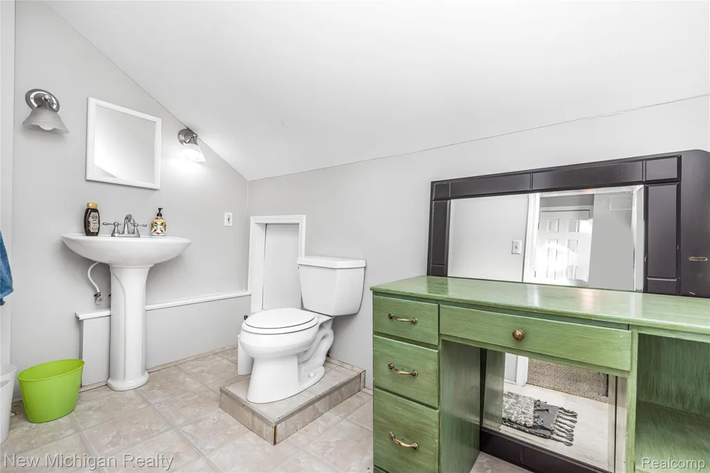 8665 Cooley Lake Road Commerce Charter Township MI 48382