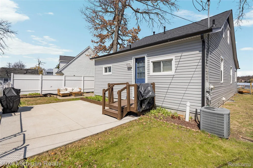 8665 Cooley Lake Road Commerce Charter Township MI 48382