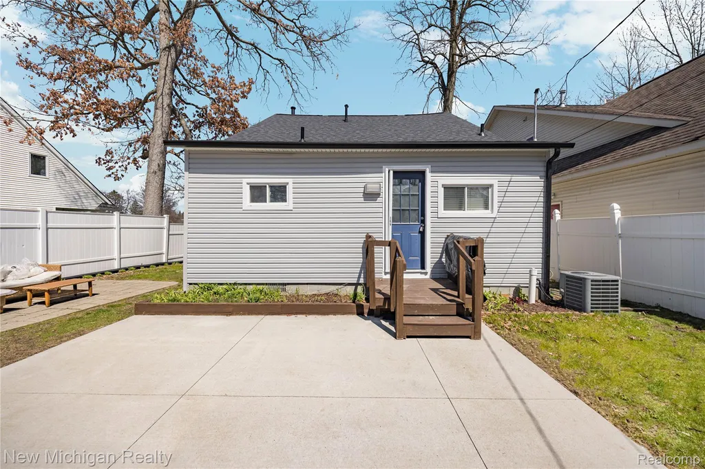 8665 Cooley Lake Road Commerce Charter Township MI 48382