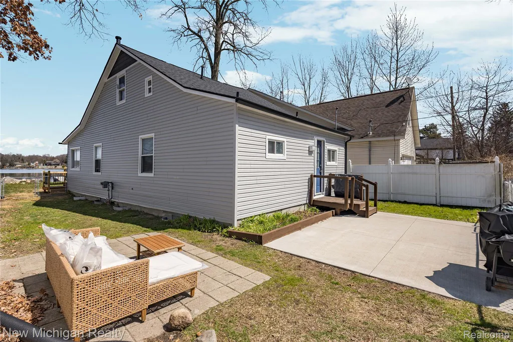 8665 Cooley Lake Road Commerce Charter Township MI 48382