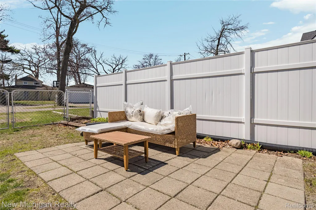 8665 Cooley Lake Road Commerce Charter Township MI 48382