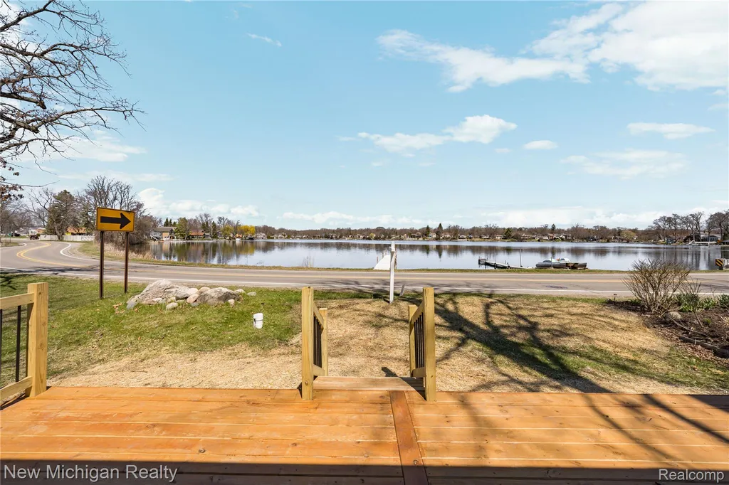 8665 Cooley Lake Road Commerce Charter Township MI 48382