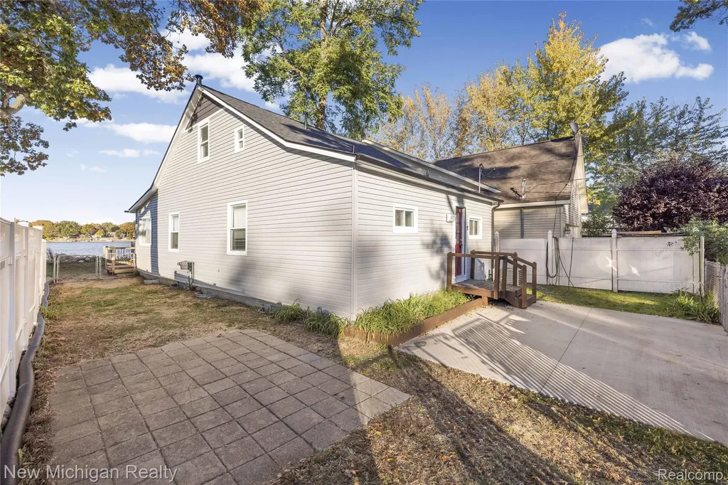 8665 Cooley Lake Road Commerce Charter Township MI 48382