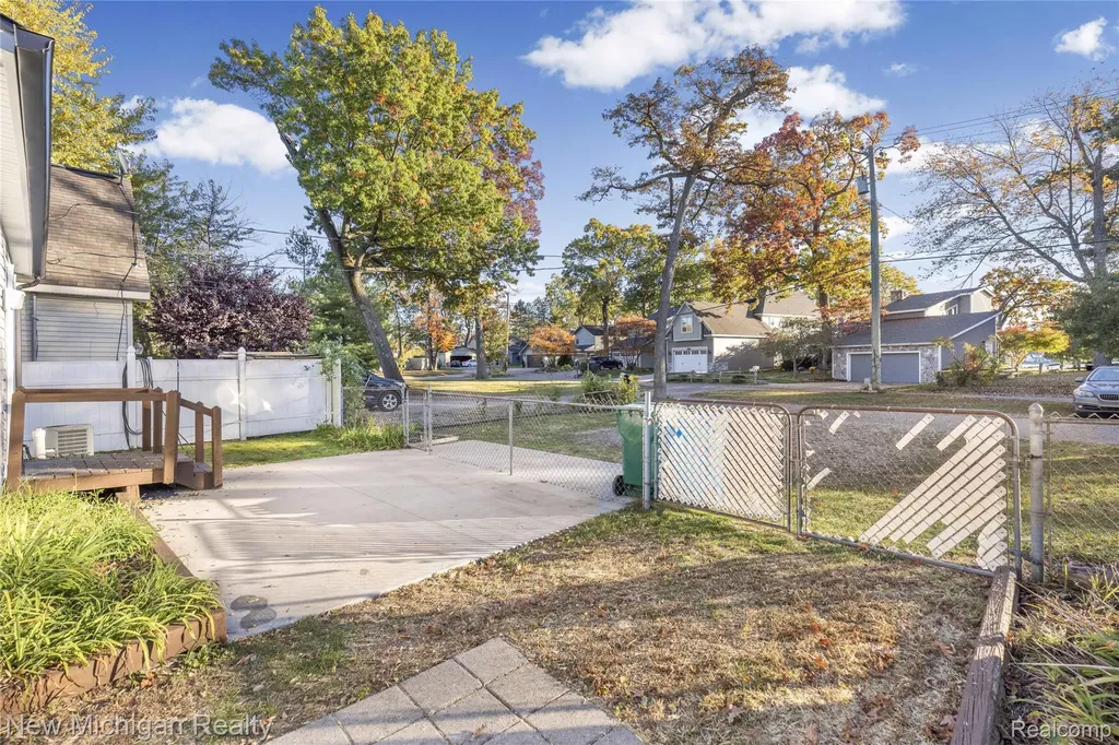 8665 Cooley Lake Road Commerce Charter Township MI 48382