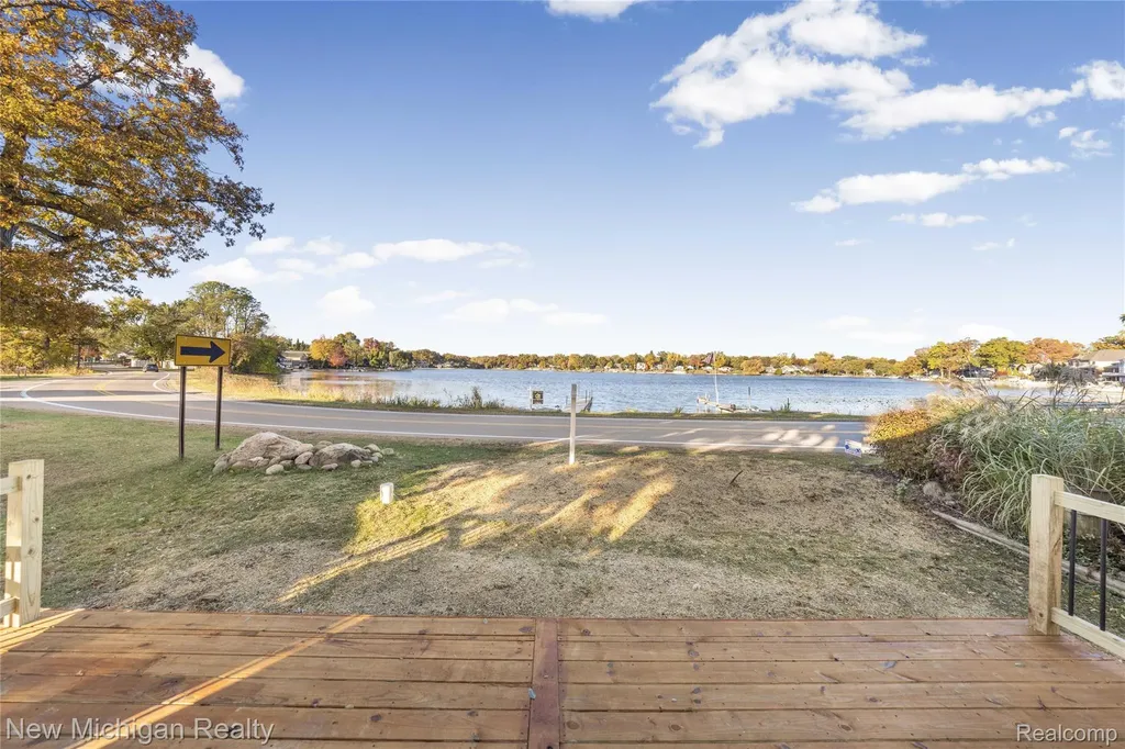 8665 Cooley Lake Road Commerce Charter Township MI 48382